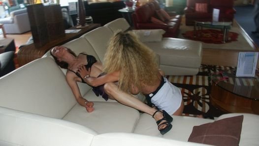 2 putas muito gostosas na loja