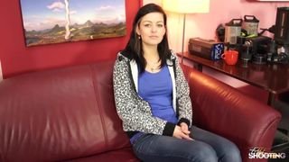 Fakeshooting – adolescente com piercing com buceta fresca fode estranho